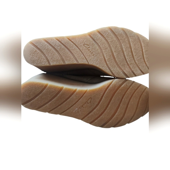 NWOB Clarks Wedge Gray Suede Boots 7.5 - Picture 5 of 5